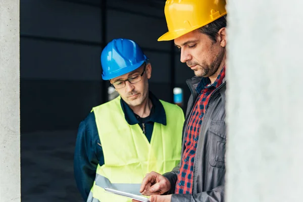 Construction Workers Checking Blueprints Tablet — Stock Photo, Image