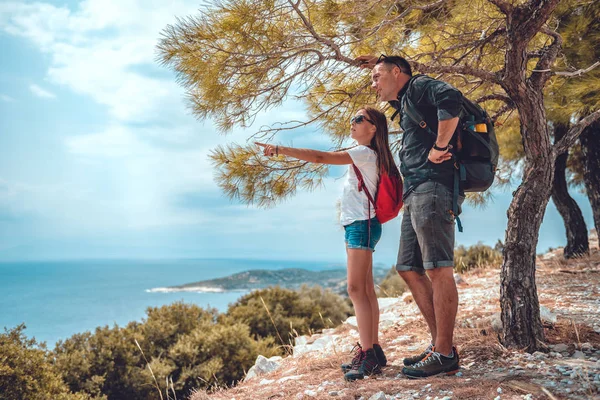 Father Daughter Standing Cliff Sea — Stock Photo, Image