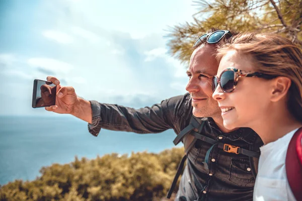 Father and daughter making selfie with smart phone — Stock Photo, Image