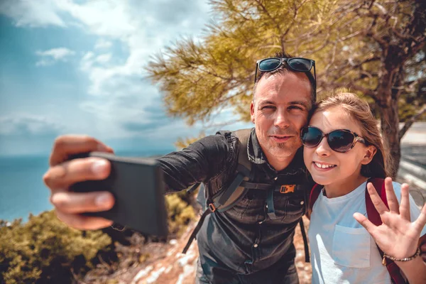 Père et fille faisant selfie avec téléphone intelligent — Photo