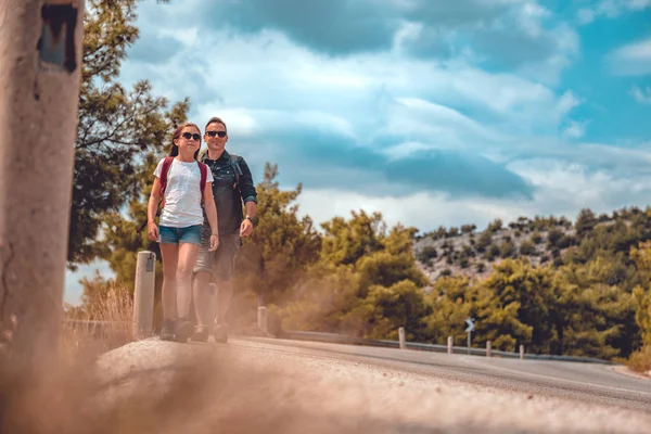 Father and daughter hiking on the mountain road — Stock Photo, Image