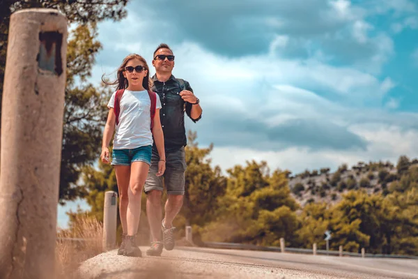 Apa és lánya túráznak a hegyi úton — Stock Fotó