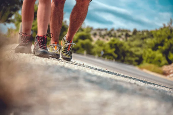 Wanderstiefel auf einer Bergstraße — Stockfoto