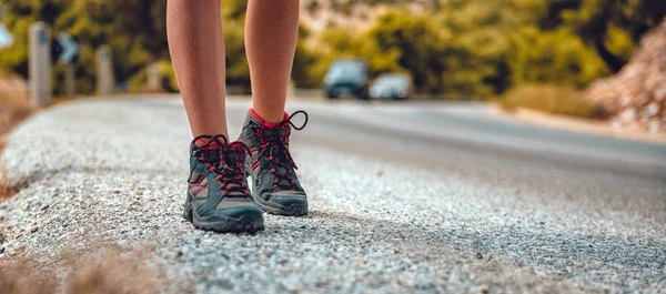 Wandelaars laarzen op een bergweg — Stockfoto