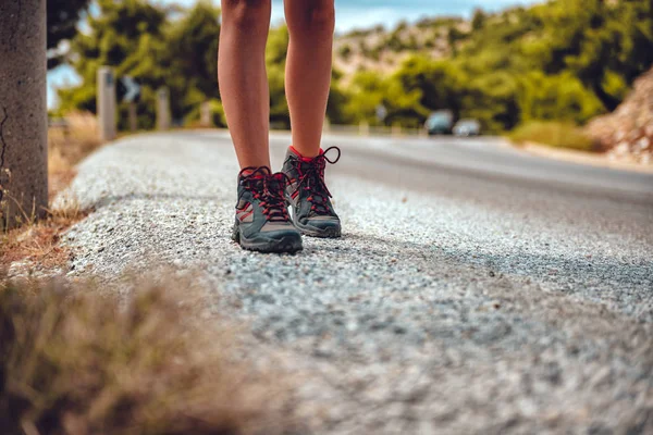 Wandelaars laarzen op een bergweg — Stockfoto