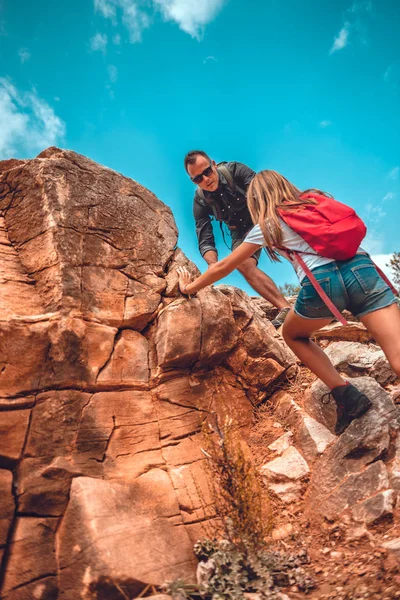 Father and daughter climbing on cliff — Stock Photo, Image