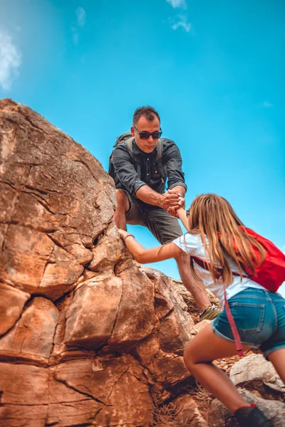Father and daughter climbing on cliff — Stock Photo, Image