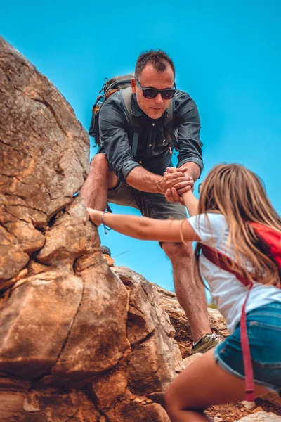 Pai e filha subindo no penhasco — Fotografia de Stock