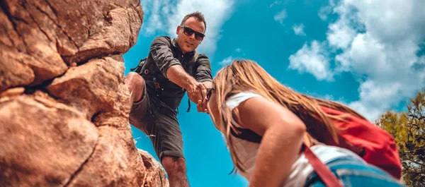 Father and daughter climbing on cliff — Stock Photo, Image