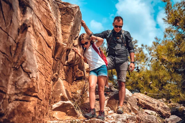 Pai e filha descendo de um penhasco — Fotografia de Stock