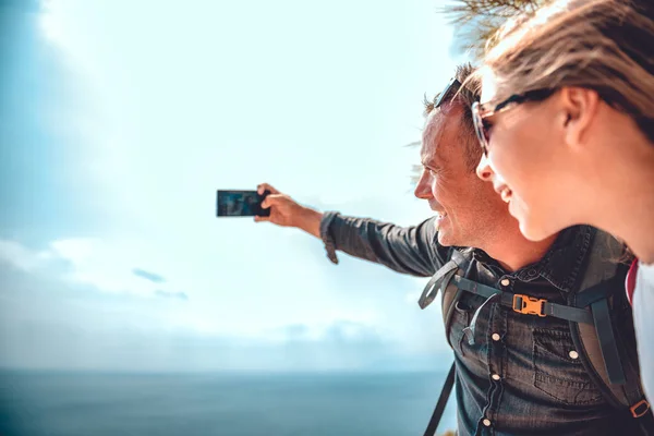 Far og datter gør selfie med smart telefon Stock-foto