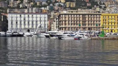 4 k Naples, tarihi binaların Caracciolo, Mergellina bağlantı noktası, hızlı hareket yoluyla