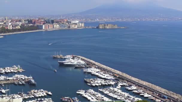 のナポリ メルジェリーナ ポート ポートに戻るボートのスローモーション — ストック動画