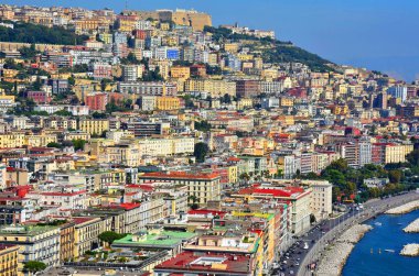 İtalya, Napoli, görüntülemek Batı alanı ve yoluyla Caracciolo, büyük tarihi binaların üzerinden Orazio yolu ile.