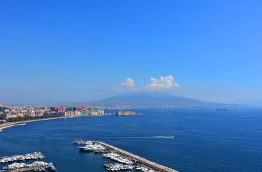 İtalya, Napoli Mergellina bağlantı noktası ve Vesuvius, Orazio üzerinden gelen görünümü.