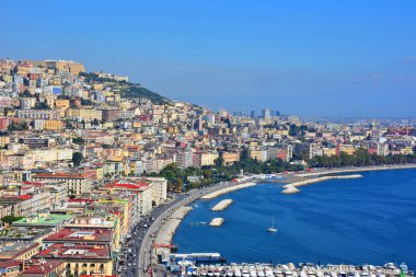 İtalya, Napoli, Batı çevrenin görünümü ve Via Caracciolo deniz.