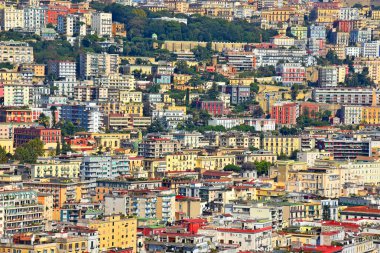 İtalya, Napoli, modern ve tarihi binalar ve Floridiana villa üst Batı çevrenin görünümü.