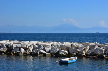 Via Caracciolo İtalya, Napoli, cliff demirli tekne ile.
