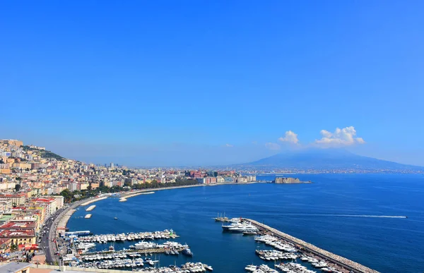 İtalya, Napoli, görüntülemek Caracciolo üzerinden ve arka planda Vesuvius ile Mergellina bağlantı noktası üzerinden Orazio yolu ile.