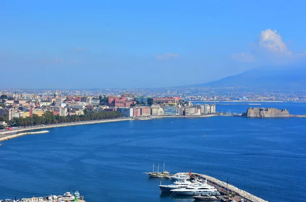 İtalya, Napoli, görüntülemek Caracciolo üzerinden ve yolu ile Partenope, arka planda, Castel dell'Ovo ile gelen Orazio yolu ile.