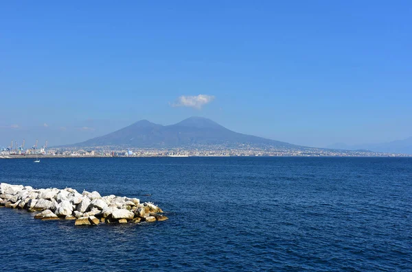 İtalya, Napoli, içinde belgili tanımlık geçmiş üzerinden Caracciolo ve Vesuvius uçurum.