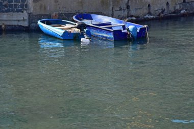 İtalya, Napoli, balıkçı tekneleri de küçük bağlantı noktası, Riva Fiorita Posillipo içinde demirleyen.