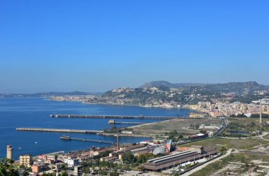 İtalya, Napoli, BAGNOLI, Virgiliano Park Posillipo gelen eski bir sanayi bölgesi görünümünü.