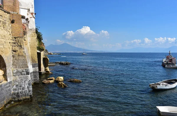İtalya, Napoli, sahil, Marechiaro ya, arka planda Vesuvius ile.