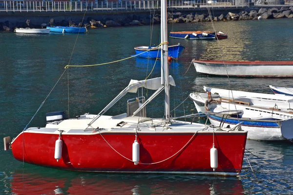 İtalya, Napoli, balıkçı tekneleri de küçük bağlantı noktası, Riva Fiorita Posillipo içinde demirleyen.