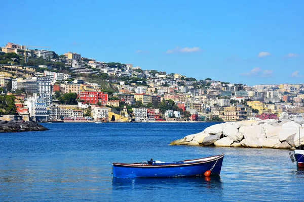 İtalya, Napoli, balıkçı teknesi içinde küçük bağlantı noktası, Riva Fiorita Posillipo hill içinde belgili tanımlık geçmiş ile.