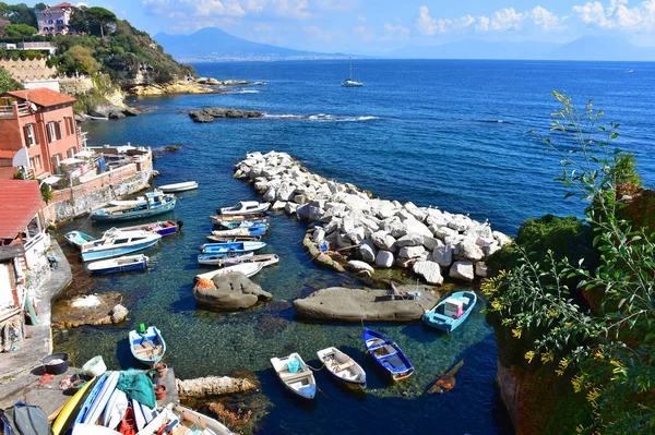 Jpg Italia Nápoles Pequeño Puerto Marechiaro Con Vesubio Fondo Imagen de stock