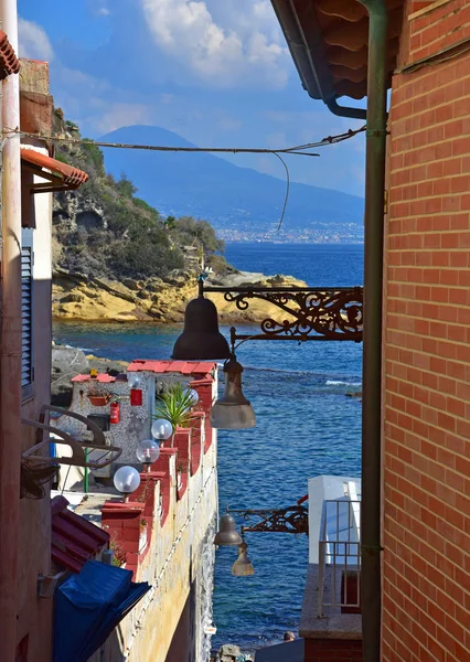 Italien Neapel Vesuv Zwischen Den Häusern Von Marechiaro lizenzfreie Stockbilder