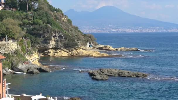 イタリア ナポリの海岸の Marechiaro バック グラウンドでベスビオ火山と — ストック動画