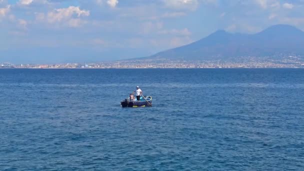 Italia Nápoles Octubre 2017 Pescadores Barco — Vídeos de Stock