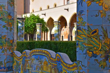 İtalya, Napoli, 12 Ekim, 2017 Mayolikası Cloister Santa Chiara. Ö. A. z, kesin dönüşümü 1742 ve 1769 arasında. Sütunları bir close-up kemerli sütunlu bir arka plan ile.