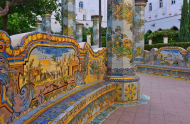 İtalya, Napoli, 12 Ekim, 2017 Mayolikası Cloister Santa Chiara. Ö. A. z, kesin dönüşümü 1742 ve 1769 arasında. Koltuk ve Mayolikası sütun Close-Up.