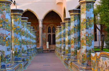 İtalya, Napoli, 12 Ekim, 2017 Mayolikası Cloister Santa Chiara. Ö. A. z, kesin dönüşümü 1742 ve 1769 arasında. Kemerler, Mayolikası koltuk ve colonnades.