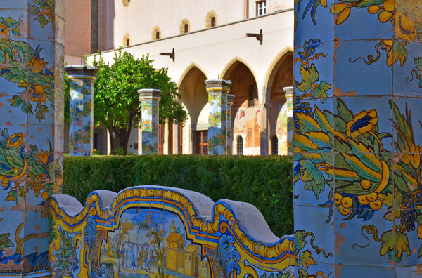 Италия, Фелес, 12 октября 2017 года, монастырь Майолика в Санта-Кьяре. Окончательное преобразование Д. А. Ваккаро между 1742 и 1769 годами. Крупный план колонн на фоне арочной колоннады
.