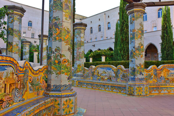 Италия, Фелес, 12 октября 2017 года, монастырь Майолика в Санта-Кьяре. Окончательное преобразование Д. А. Ваккаро между 1742 и 1769 годами. Крупный план мест и колонн майолики
.
