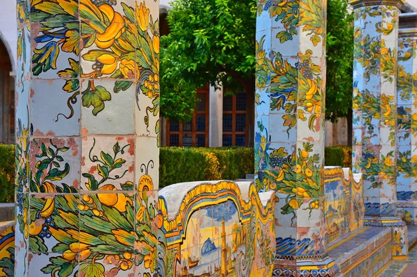 İtalya, Napoli, 12 Ekim, 2017 Mayolikası Cloister Santa Chiara. Ö. A. z, kesin dönüşümü 1742 ve 1769 arasında. Mayolikası sütun yakın çekim.
