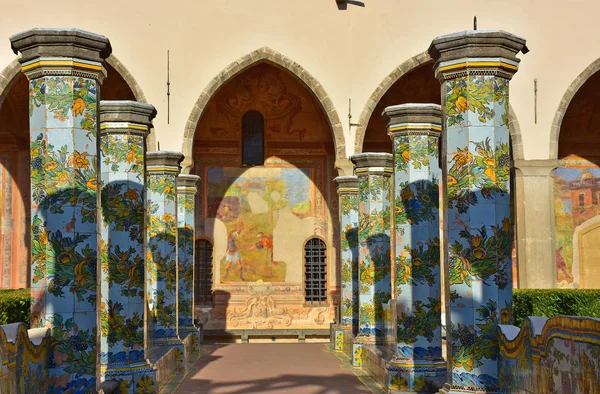 İtalya, Napoli, 12 Ekim, 2017 Mayolikası Cloister Santa Chiara. Ö. A. z, kesin dönüşümü 1742 ve 1769 arasında. Gün batımında Mayolikası sütunlar.