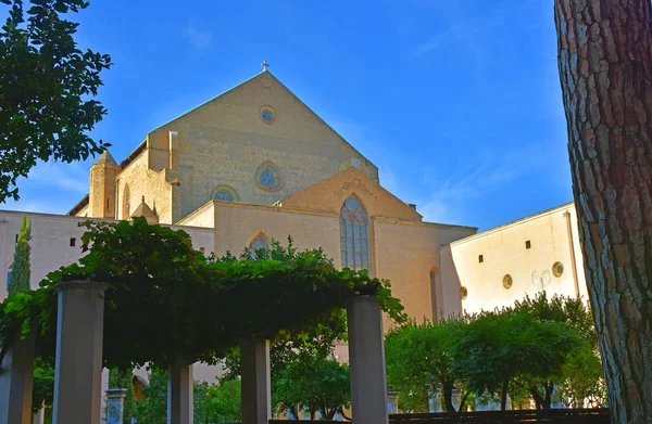 İtalya, Napoli, Santa Chiara Manastırı. Ağaçların arasındaki iç cephe.