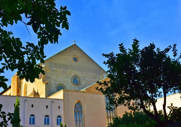 Italien Neapel Santa Chiara Kloster Innenfassade Zwischen Bäumen — Stockfoto