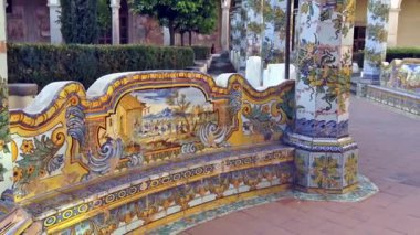 4 k İtalya, Napoli, 12 Ekim, 2017 Mayolikası Cloister Santa Chiara. Ö. A. z, kesin dönüşümü 1742 ve 1769 arasında. Mayolikası koltuk ve colonnades detay.