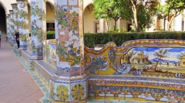 4 k İtalya, Napoli, 12 Ekim, 2017 Mayolikası Cloister Santa Chiara. Ö. A. z, kesin dönüşümü 1742 ve 1769 arasında. Koltuk ve Mayolikası sütun ayrıntılarını.