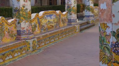 4 k İtalya, Napoli, 12 Ekim, 2017 Mayolikası Cloister Santa Chiara. Ö. A. z, kesin dönüşümü 1742 ve 1769 arasında. Majolized colonnade detay.