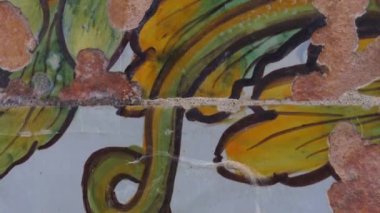 4 k İtalya, Napoli, Maiolicato cloister Santa Chiara, 12 Ekim, 2017. Ö. A. z, kesin dönüşümü 1742 ve 1769 arasında. Ayrıntı Mayolikası sütun. Ses yok