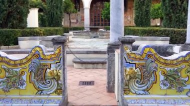 4 k İtalya, Napoli, 12 Ekim, 2017 Mayolikası Cloister Santa Chiara. Ö. A. z, kesin dönüşümü 1742 ve 1769 arasında. Ayrıntı Mayolikası koltuk, sütunlar ve kemerler.