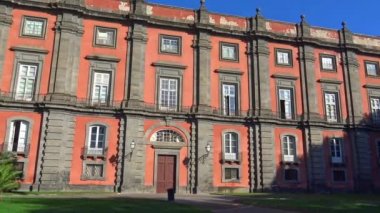 4 k İtalya Napoli. 13 Ekim 2017 1738 viski, Kral Charles buyruğuyla başlayarak inşa Capodimonte Reggia, bağlı bir park ile bir kraliyet Saray gibi. Şimdi bir müze ve genel bir park. Belvedere üzerinden yan cephe genel bakış.