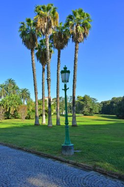İtalya, Napoli. 13 Ekim 2017 Capodimonte, Kraliyet Sarayı 1738 Borbone Kral Charles buyruğuyla başlayarak inşa, Kraliyet Sarayı, bağlı bir park ile. Eski park sokak lambası.